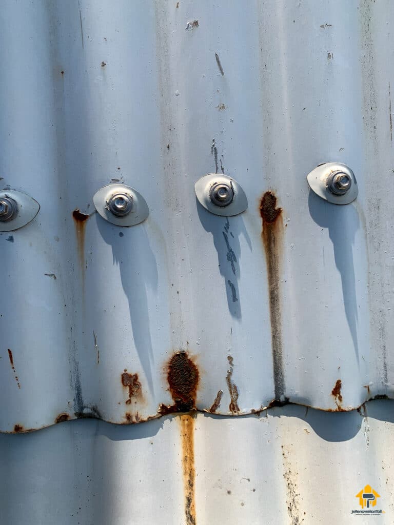 Détail toiture rouillée avant rénovation La Réunion